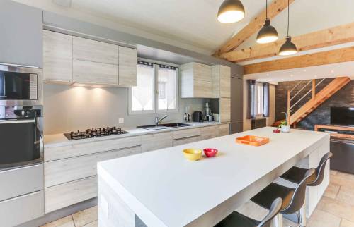 cuisine éléments gris effet bois -suspensions en ligne