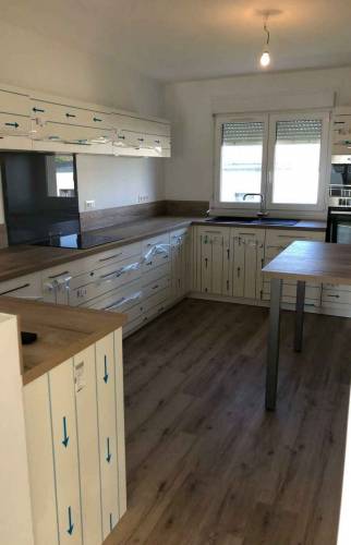 Installation d'une cuisine blanche et bois - Ploemeur (56270)