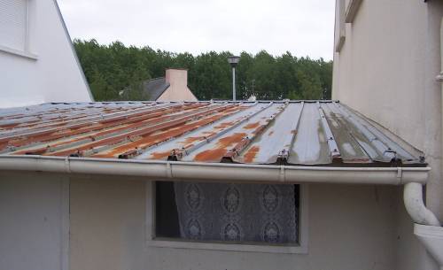 Ancienne couverture bac acier sur garage 