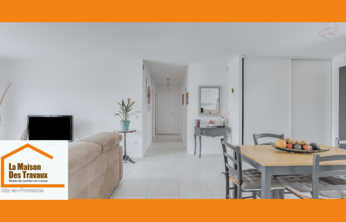 Salon rénové à Aix-en-Provence : ambiance cosy, canapé confortable et lumière naturelle avec La Maison Des Travaux.