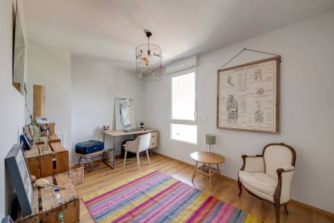 Bureau à domicile spacieux et lumineux