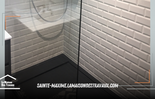 une salle de bain moderne avec des solutions de rangement efficaces et une douche à l'italienne facile à entretenir.