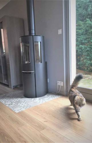 Rénovation complète d'une maison Ouest Lyonnais : poele à bois avec "tapis carrelé" au sol