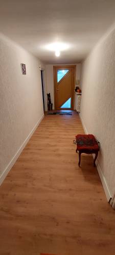 Après travaux de rénovation des sols et des murs de l'entrée de la maison