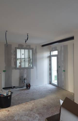Pendant travaux : murs terminés et mise en place porte et fenêtre verrière