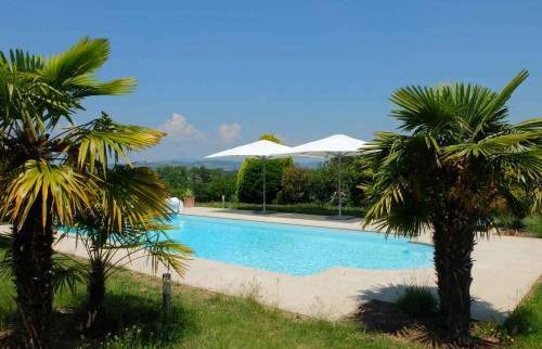 Réalisation d'une terrasse et d'une plage de piscine en dalles, maison à Dommartin