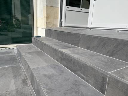 Nouvelle terrasse carrelée avec marches carrelées - Nantes 44