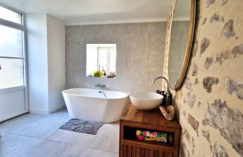 Salle de bain en pierres à Noisy sur Ecoles