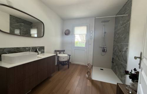 Salle d'eau lumineuse fonctionnelle à Bazas