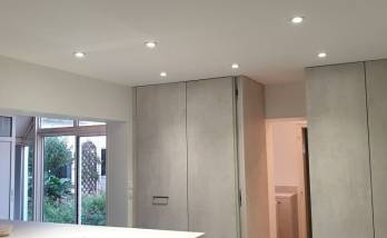 Aménagement cuisine  îlot central et buanderie après travaux de rénovation à Châteaulin (29150)