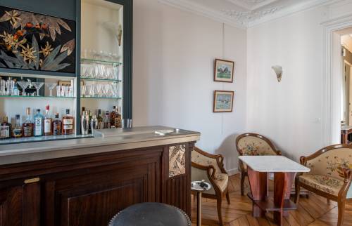 Transformation réussie d'un bar haussmannien à Paris 8e.