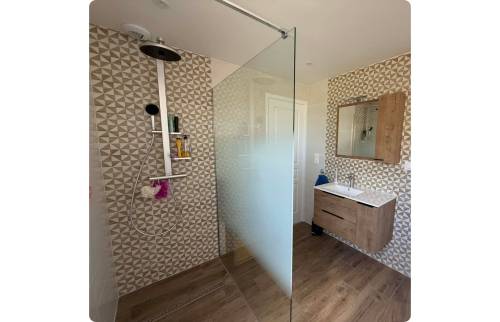 Une salle de bain moderne avec douche à l’italienne - Arromanches 14117