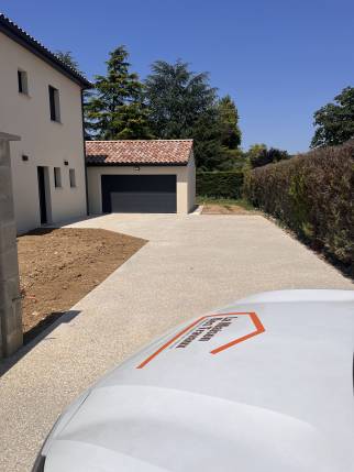 Création d'une allée de garage en béton lavé - Chabeuil 26120
