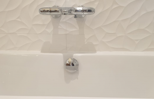 baignoire carrelage texturé blanc