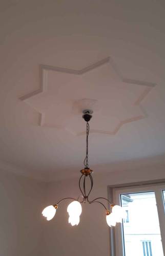 Peinture des moulures au plafond à Saint Louis