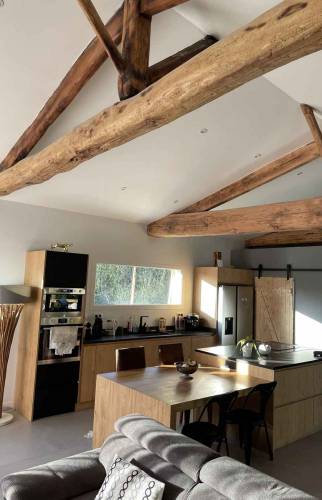 la cuisine fait écho aux poutres apparentes
