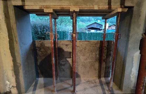 Coffrage du linteau - maçon 73, menuisier 73, façadier 73, plombier 73, électricien 73, carreleur 73, plaquiste 73, charpentier 73, couvreur 73, paysagiste 73