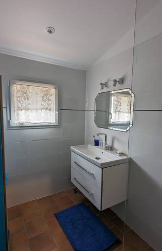 Salle de bain rénovée, et plus lumineuse...