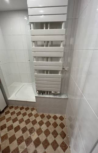 coin douche dans cette salle d'eau avant travaux - Le Chesnay