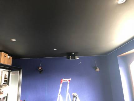 Pose d'une toile tendue dans une maison près d'Aix-les-Bains