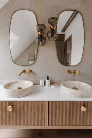 Travaux de finition et installation de meubles en bois dans la salle de bain rénovée à Bruz