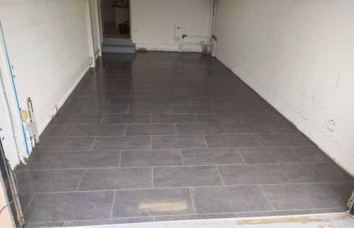 revêtement carrelage dans un garage