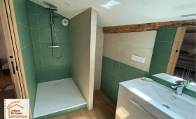  salle de bain Le Grand-Bornand, rénovation complète maison montagne, douche moderne paroi vitrée, aménagement salle de bain, la maison des travaux sallanches