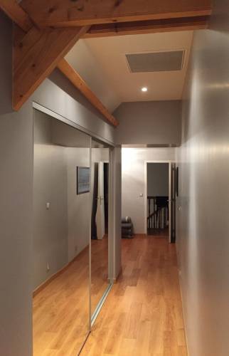 couloir menant aux chambres dans les combles aménagés