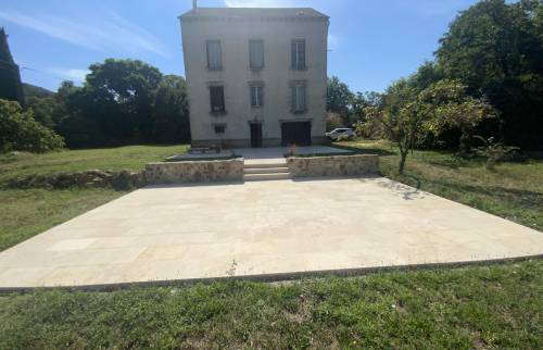 Grande terrasse avec carrelage travertin La Maison Des Travaux Alès