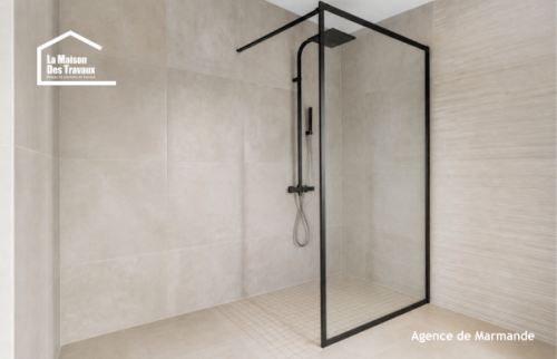 Vue d’ensemble d’une douche à l’italienne de plain-pied avec paroi noire et carrelage beige à Casteljaloux.