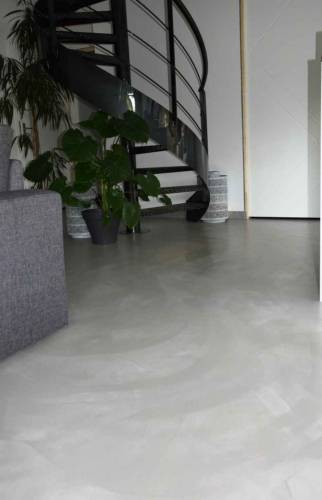 Intérieur contemporain avec sol en béton