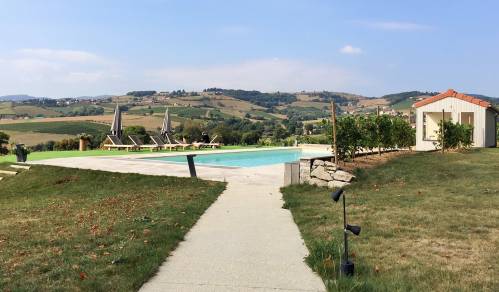 Réalisation d'un chemin extérieur en béton désactivé pour personnes à mobilité réduite (Dareizé, 69)