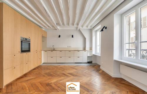 cuisine-ouverte_vue-ensemble_fenetres_poutres
