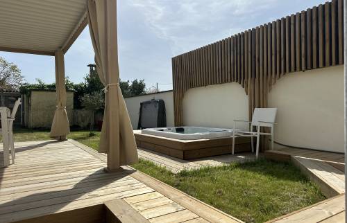 Aménagement de Jardin Cocooning avec Jacuzzi et Pergola