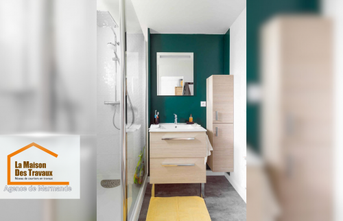 L’un des éléments phares de cette transformation est sans aucun doute la vasque, installée dans un élégant meuble en bois clair. 