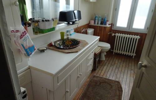 Vue d'ensemble de l'ancienne SDB et du sol en parquet marin