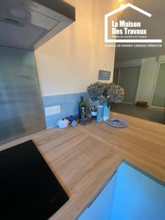 Zoom sur le plan de travail et les finitions soignées d'une cuisine neuve en Presqu'île de Rhuys