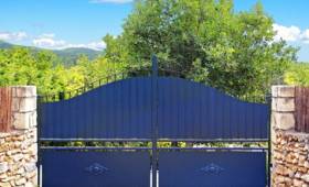 Pose de clôture portail et porte de garage près de Morlaix (29) photo d'illustration