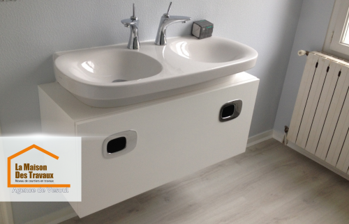 Une rénovation de salle de bain réussie avec un meuble double vasque suspendu, apportant un style contemporain et pratique.