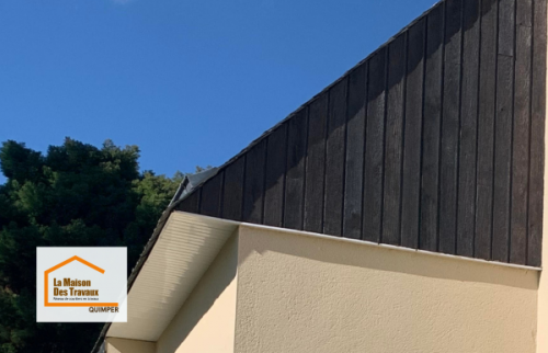 Travaux extérieurs à Quimper incluant nettoyage et rénovation du bardage et des façades pour une maison plus moderne et durable.