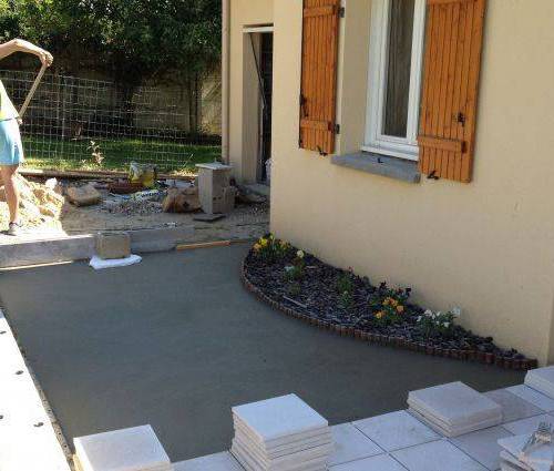 Travaux de décaissement et préparation du sol avant la pose d'une terrasse à Fouquières-lès-Lens (62740)