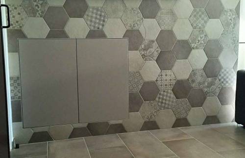 Carrelage au sol et habillage d'un bar en carreaux ciment, Maison Lyon Ouest