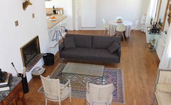 salon rustique et moderne rénové avec parquet massif