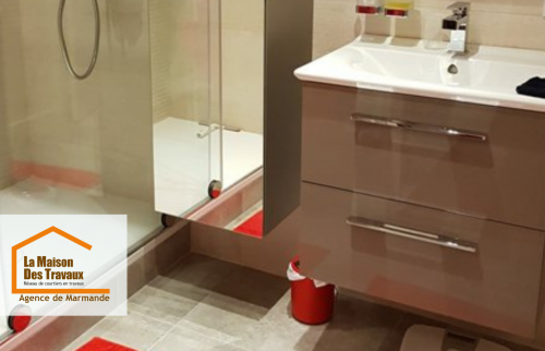 Une salle de bain repensée pour plus d’espace et de confort, avec des finitions soignées et un meuble sans pieds.