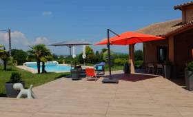 Réalisation d'une terrasse et d'une plage de piscine en dalles gres cérame posées sur plots, maison à Dommartin