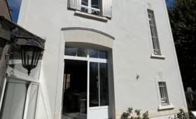 Aménagement extérieur rénové avec remplacement de la fenêtre par une porte fenêtre et création d'un accès sur la terrasse - Nantes 44