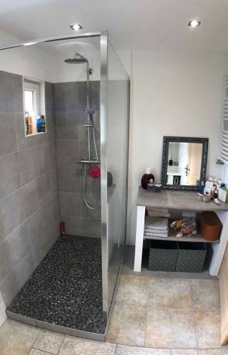 Transformation d’une baignoire en douche à Seyssel La Maison Des Travaux d’Annecy