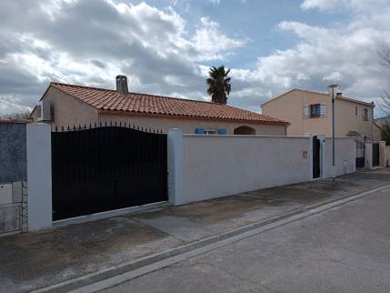 Mur extérieur rénové avec nouveau portail 