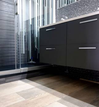 Pose d'un nouveau revêtement sol salle de bain
