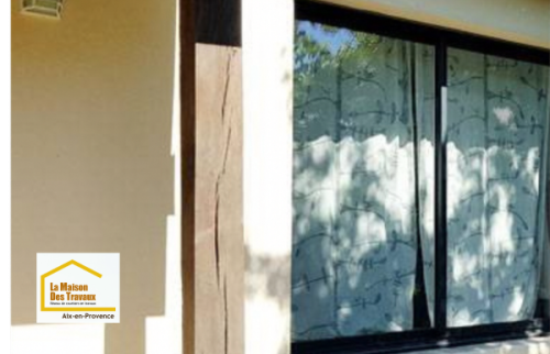 Détail de la nouvelle menuiserie aluminium noire installée lors d’une rénovation près de Venelles, avec adaptation de l’ouverture existante.